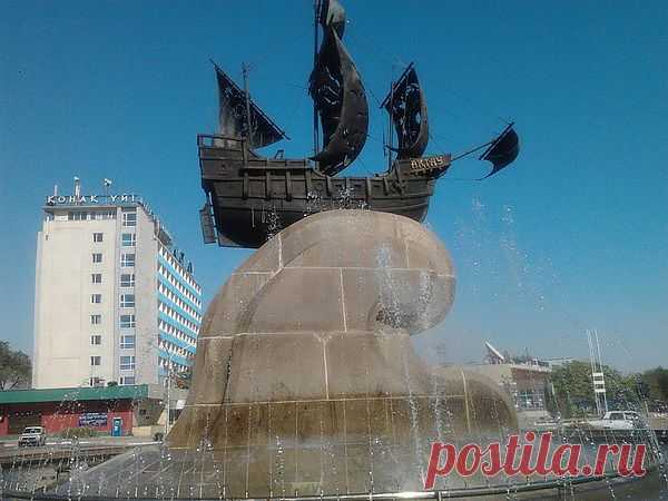 Актау. Фонтан с видом на гостиницу "Актау".