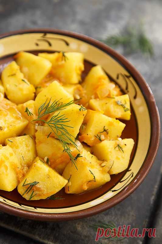 Очень просто: тушеный картофель в чугунке | Четыре вкуса