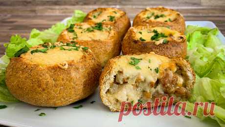 Булочки 🥧 до краев наполненные начинкой из грибов с курицей, сметаной и сыром Предлагаю приготовить вкусные закусочные булочки с начинкой. Готовить как всегда очень просто и быстро. Для начинки я взяла грибы — лисички, которые я заморозила с лета. Но конечно, можно взять и любые другие грибы, например, шампиньоны, ведь они доступны всегда.) А так же вместо куриного филе, можно использовать любое другое мясо.