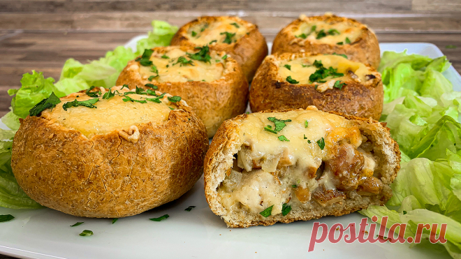Булочки 🥧 до краев наполненные начинкой из грибов с курицей, сметаной и сыром Предлагаю приготовить вкусные закусочные булочки с начинкой. Готовить как всегда очень просто и быстро. Для начинки я взяла грибы — лисички, которые я заморозила с лета. Но конечно, можно взять и любые другие грибы, например, шампиньоны, ведь они доступны всегда.) А так же вместо куриного филе, можно использовать любое другое мясо.