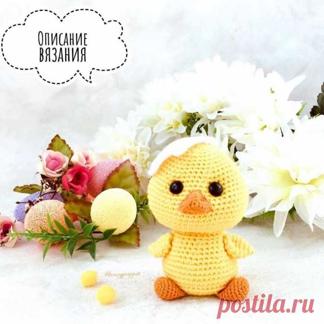 Пасхальный цыпленок амигуруми.
Маленький пасхальный цыпленок от @cozypuppet связан крючком в технике амигуруми. Высота готовой игрушки — примерно 9 см. Для создания вязаного птенчика к празднику Пасхи автор использовала крючок №2,5 и акриловую пряжу Alize Diva. Из описания схемы Вы также узнаете, как связать скорлупку для украшения цыпленка.