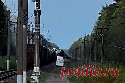 Названа причина схода с рельсов грузового поезда в Брянской области. Локомотив и несколько вагонов сошли с рельсов на станции Снежетьская под Брянском из-за срабатывания взрывного устройства. Причину инцидента назвал губернатор Брянской области Александр Богомаз. Глава региона уточнил, что пострадавших нет, все оперативные службы работают на месте происшествия.