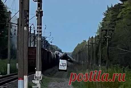 Названа причина схода с рельсов грузового поезда в Брянской области. Локомотив и несколько вагонов сошли с рельсов на станции Снежетьская под Брянском из-за срабатывания взрывного устройства. Причину инцидента назвал губернатор Брянской области Александр Богомаз. Глава региона уточнил, что пострадавших нет, все оперативные службы работают на месте происшествия.