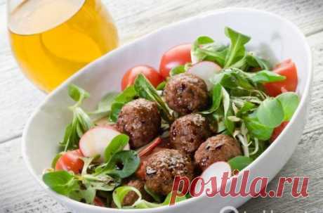 Приготовь фалафель
Тебе понадобится:
250 г нута (турецкого гороха)
1 луковица
3 дольки чеснока
0.5 ч. л. соли
100 г муки кукурузной
50 г булгура     
30 г кинзы (кориандра)             
0.5 ч. л. зиры (кумина)              
0.5 ч. л. перца чили молотого
карри
800 мл подсолнечного или кукурузного масла для фритюра              
По желанию:
Листья салата, пита или лист лаваша, помидоры, соленые огурцы, капуста, тахина и хумус.
Приготовление:
Приготовление фалафеля - достаточно долгий