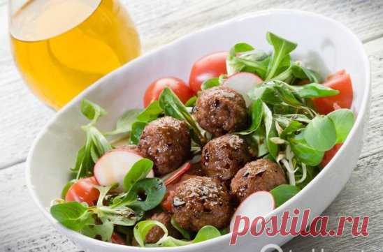 Приготовь фалафель
Тебе понадобится:
250 г нута (турецкого гороха)
1 луковица
3 дольки чеснока
0.5 ч. л. соли
100 г муки кукурузной
50 г булгура     
30 г кинзы (кориандра)             
0.5 ч. л. зиры (кумина)              
0.5 ч. л. перца чили молотого
карри
800 мл подсолнечного или кукурузного масла для фритюра              
По желанию:
Листья салата, пита или лист лаваша, помидоры, соленые огурцы, капуста, тахина и хумус.
Приготовление:
Приготовление фалафеля - достаточно долгий