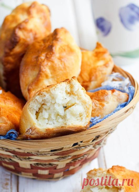 Пирожки с картофелем, бри и розмарином.