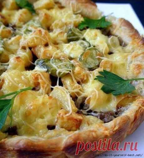 Слоёный пирог с картошкой,фаршем,сыром .