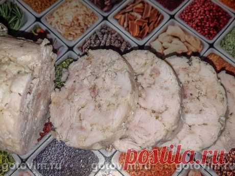 Домашняя вареная колбаса из курицы. Рецепт с фото Домашняя колбаса - это всегда свежий, полезный продукт. В ней не нет консервантов (кроме соли и специй), и к тому же вы всегда можете сами определиться с выбором мяса для её приготовления. Например, вместо куриной грудки можно использовать любую часть курицы (филе голени, бедра). Для загущения фарша к мясу добавляют желатин, а для оболочки можно использовать обычную пищевую пленку или пакет для выпечки.