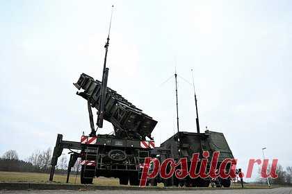 В США рассказали о наемниках в экипажах ЗРК Patriot на Украине. Зенитно-ракетным комплексом (ЗРК) Patriot, пораженным в ходе российского ракетного удара 16 мая, управляли западные наемники, информация о потерях скрывается. Об их участии в обороне Киева сообщает Military Watch Magazine (MWM). Сообщается, что в обслуживании были задействованы западные военные подрядчики.
