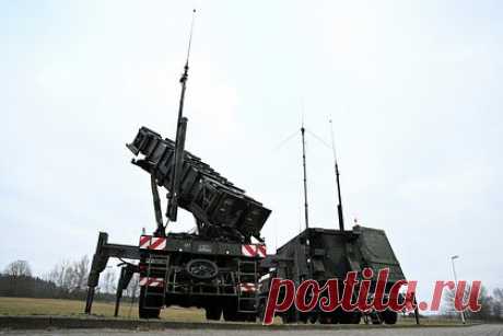 В США рассказали о наемниках в экипажах ЗРК Patriot на Украине. Зенитно-ракетным комплексом (ЗРК) Patriot, пораженным в ходе российского ракетного удара 16 мая, управляли западные наемники, информация о потерях скрывается. Об их участии в обороне Киева сообщает Military Watch Magazine (MWM). Сообщается, что в обслуживании были задействованы западные военные подрядчики.