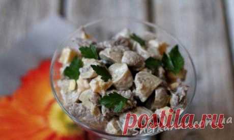 Салат з маринованими печерицями. Як приготувати салат.