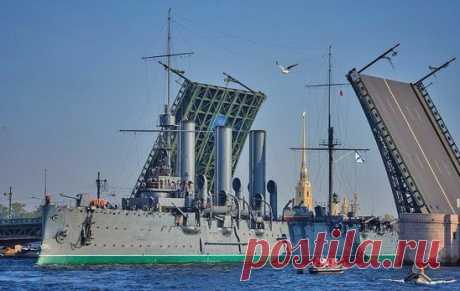 Проход на крейсер «Аврора» сделают бесплатным в День ВМФ 
Крейсер «Аврора» откроют для свободного посещения в День ВМФ, который отпразднуют 30 июля. Об этом сообщили на официальном сайте Центрального военно-морского музея.
Кроме самого музея, бесплатно разрешат посетить экспозицию «Дорога жизни», Кронштадтский морской собор и подводную лодку «Народоволец».
Государственный музей истории Петербурга объявил о полном закрытии Заячьего острова в День ВМФ 30 июля до 15:00. В музее не назвали конкре