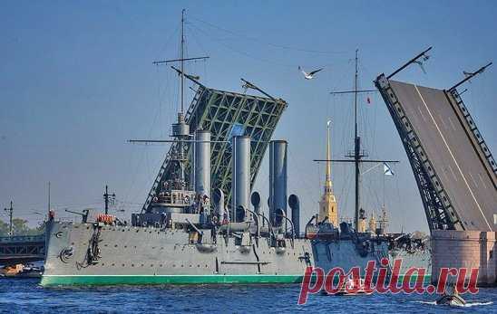 Проход на крейсер «Аврора» сделают бесплатным в День ВМФ 
Крейсер «Аврора» откроют для свободного посещения в День ВМФ, который отпразднуют 30 июля. Об этом сообщили на официальном сайте Центрального военно-морского музея.
Кроме самого музея, бесплатно разрешат посетить экспозицию «Дорога жизни», Кронштадтский морской собор и подводную лодку «Народоволец».
Государственный музей истории Петербурга объявил о полном закрытии Заячьего острова в День ВМФ 30 июля до 15:00. В музее не назвали конкре