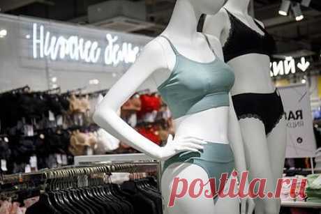 Россиянкам раскрыли способы выбрать подходящее нижнее белье. Редакторы портала The Voice Mag в соавторстве с представителями бренда Marks & Spencer раскрыли способы выбрать подходящее нижнее белье. Так, следует примерять в магазине несколько разных моделей бюстгальтеров и учитывать следующие нюансы. При этом необходимо внимание на то, как заполнена нижняя часть чашечки.