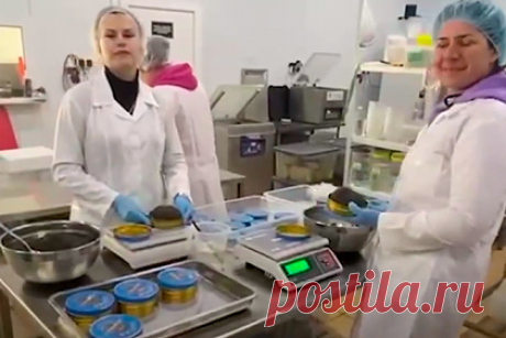 В соцсетях стартовала информационная волна под хештегом #МыРаботаем. В социальных сетях под хештегом #МыРаботаем появились видеоролики о работе отечественных предприятий. Инициатором флешмоба выступило правительство Краснодарского края, а первыми участниками — предприятия Краснодарского края. Ежедневно к акции ежедневно присоединяются и другие регионы.