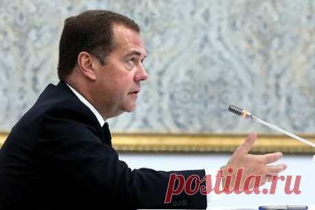 Медведев назвал арест президента России за рубежом равнозначным объявлению войны. Арест президента России по решению Международного уголовного суда (МУС) за рубежом равнозначен объявлению войны, таковым его назвал заместитель председателя Совбеза РФ Дмитрий Медведев. Он добавил, что решение МУС создает негативный потенциал на фоне и без того ухудшившихся отношений Москвы и западных стран.