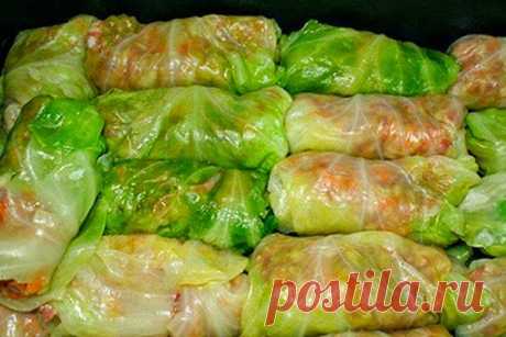 Рецепты Вкусных Домашних Блюд: Нежные голубцы в духовке
=Пол килограмма куриного фарша
100 граммов пропаренного риса
Небольшой вилок капусты
Две репчатых луковицы
Три куриных яйца
Сметана
Соль и перец
