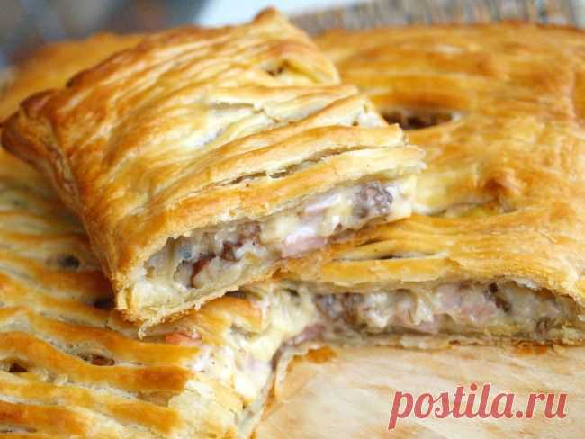 Пирог с шампиньонами, сыром и ветчиной.