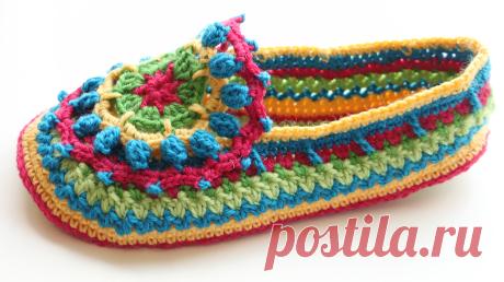 Purple crafts: Colourful crochet slippers