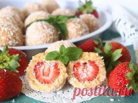 Творожные шарики с клубникой: оригинально, вкусно и быстро