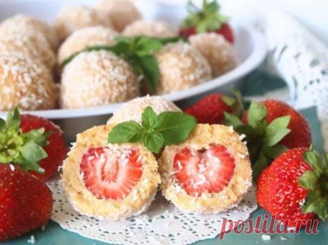 Творожные шарики с клубникой: оригинально, вкусно и быстро