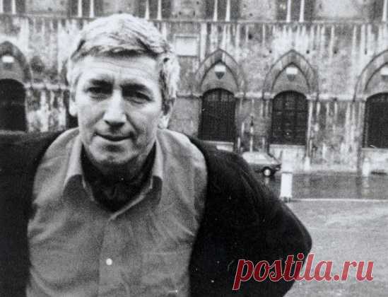 Георгий Иванов Марков был достаточно известным болгарским писателем. Однако по-настоящему знаменитым сделали его не столько написанные произведения, сколько загадочная смерть, к которой, по некоторым данным, приложили руку советские спецслужбы.