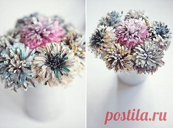 Не выбрасывайте старые журналы, из них получаются очень яркие и красивые цветочки!