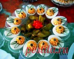 Фаршированные яйца. 25 вариантов начинки. 
1. Обжарьте мелко порезанный лук и смешайте с желтком. 
2. Твердый сыр с чесноком, майонезом и желтком. 
3. Желток с мелко порезанными маслинами или оливками и майонезом. 
4. Красная или черная икра. Уже без желтка. 
5. Сыр на мелкой терке, грецкие орехи плюс майонез и чеснок. Украсить половинками грецкого ореха. 
6. Тунец или сайра с маслинами. 
7. Креветки с желтком. Сверху – по целой вареной креветке. 
8. Желток, майонез, горчица, соленые огурцы – на