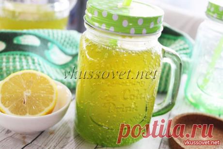 Лимонад «Тархун» Многим известен лимонад «Тархун» красивого изумрудного цвета. Конечно, сейчас этот напиток можно купить в любом магазине. Но намного полезнее приготовить его в домашних условиях. К тому же ничего сложного в его приготовление нет. Лимонад готовится на основе эстрагона (тархуна), который можно приобре