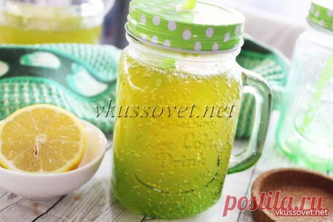 Лимонад «Тархун» Многим известен лимонад «Тархун» красивого изумрудного цвета. Конечно, сейчас этот напиток можно купить в любом магазине. Но намного полезнее приготовить его в домашних условиях. К тому же ничего сложного в его приготовление нет. Лимонад готовится на основе эстрагона (тархуна), который можно приобре