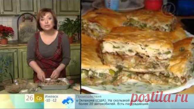 Быстрый пирог с мясом из лаваша Тонкий лаваш - 4 листа, отварное мясо - 700 г, лук - 1 шт., морковь - 1 шт., плавленый сыр в пластинках - 2 пачки, сливки 11% - 300 мл, зелень, чеснок, соль, перец.
Пропустите мясо через мясорубку, добавьте обжаренный лук, морковь, зелень, чеснок и перец. Если фарш получился слишком сухим, влейте немного бульона. Нарежьте лаваш соответственно размерам дна формы для выпекания. Нижний слой должен получиться с краями. Выложите мясо, накройте ла...