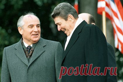 Экс-сотрудник Белого дома заявил о заставшем врасплох власти США распаде СССР. Никто в Соединенных Штатах, включая Центральное разведывательное управление (ЦРУ), не ожидал распада Советского Союза, заявил бывший помощник главы минфина в администрации президента Рональда Рейгана Пол Крейг Робертс. «Это событие застало правительство США врасплох», — сказал он.