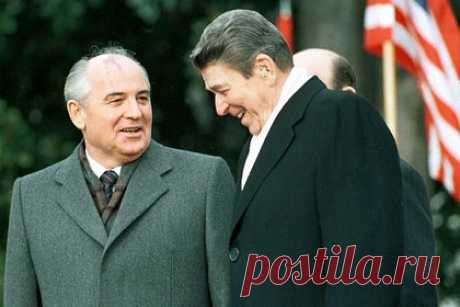 Экс-сотрудник Белого дома заявил о заставшем врасплох власти США распаде СССР. Никто в Соединенных Штатах, включая Центральное разведывательное управление (ЦРУ), не ожидал распада Советского Союза, заявил бывший помощник главы минфина в администрации президента Рональда Рейгана Пол Крейг Робертс. «Это событие застало правительство США врасплох», — сказал он.