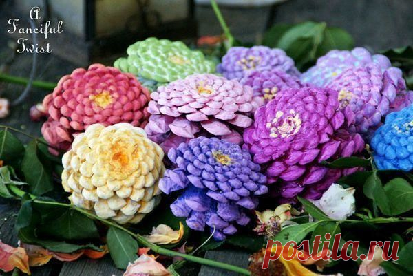 Разноцветные цветы из шишек — Поделки с детьми