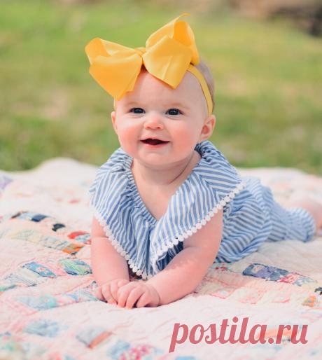 Как спасти ребенка от жары? Простые соверты от Игоря Новокриницкого  ➤
Игорь Новокриницкий, врач-невролог:
- Нужно всегда помнить, что при высокой температуре воздуха повышается температура тела, и, соответственно, ускоряется обмен веществ, в том числе и в клетках головного мозга. 
Поэтому детям с неврологическими заболеваниями, с нарушениями мозгового кровообращения, с эпилепсией в жару не рекомендуется выходить на улицу с 12 до 16 часов. 
Если же у ребенка есть склонность к судорогам, то в э…