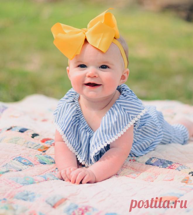 Как спасти ребенка от жары? Простые соверты от Игоря Новокриницкого  ➤
Игорь Новокриницкий, врач-невролог:
- Нужно всегда помнить, что при высокой температуре воздуха повышается температура тела, и, соответственно, ускоряется обмен веществ, в том числе и в клетках головного мозга. 
Поэтому детям с неврологическими заболеваниями, с нарушениями мозгового кровообращения, с эпилепсией в жару не рекомендуется выходить на улицу с 12 до 16 часов. 
Если же у ребенка есть склонность к судорогам, то в э…