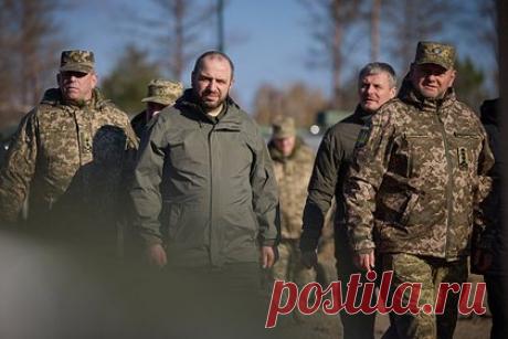 В ДНР заметили углубление раскола между Зеленским и Залужным. Раскол между президентом Украины Владимиром Зеленским и главнокомандующим украинскими войсками Валерием Залужным становится все глубже. Увеличение разногласий заметил советник главы ДНР Ян Гагин. Он также упомянул заявления Залужного о необходимости сворачивать украинское контрнаступление.