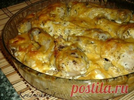 Картошка с куриными ножками в духовке. 

Этот отличный рецепт особенно понравится любителям вкусной картошки с мясом. Картошечка получается очень аппетитной, румяной, а куриные ножки - сочными и мягкими. Прекрасное блюдо для семейного обеда или ужина. Просто и очень вкусно! 

Для приготовления картошки с куриными ножками в духовке понадобится: 
6 куриных ножек; 
1 кг картофеля; 
250 г сметаны; 
соль, сухие травы, перец - по вкусу; 
2 зубчика чеснока; 
300 г сыра. 

Куриные...