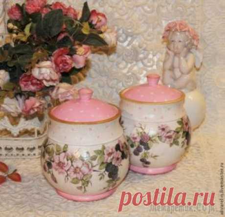 Декупаж банки для сыпучих продуктов рисовой картой Сложность: ниже средней
Время работы: 5 часов Материалы: заготовка из дерева, акриловый грунт, акриловые краски, акриловый лак, лак на водной основе, финишный лак, рисовая карта, кракелюрный лак, меди...