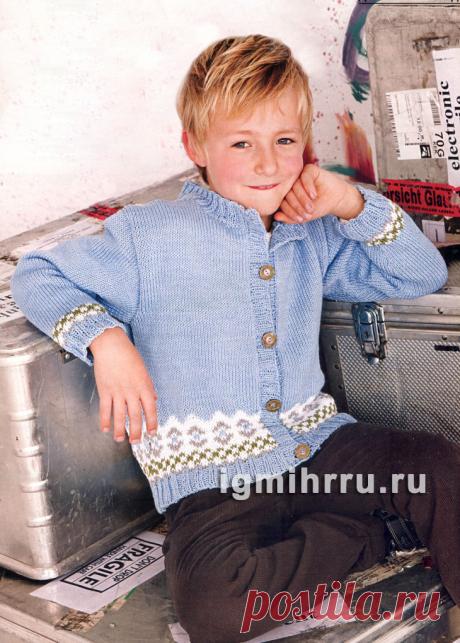 Для мальчика 3-9 лет. Легкий жакет с жаккардовыми бордюрами. Вязание спицами для мальчиков