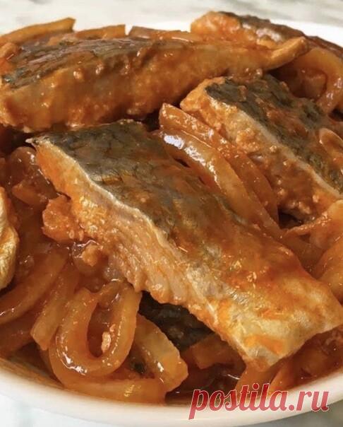 Селёдка по-корейски - так вкусно, что вы захотите приготовить снова!!!
 
С мужем на пару обожаем такую селёдочку!! 2 рыбки съедаем за один присест!
 
Вам понадобится:
Сельдь свежемороженая 1 кг;
Лук – 3 шт.;
Уксус – 70 мл;
Масло растит. – ½ стак.;
Перец черный горошком – 1 ч.л.;
Перец красный – 1-2 ч.л.;
Кориандр молотый – 1-2 ч.л.;
Томатная паста – 1 ст.л.;
Соль – 1 ст.л. без горки.
 
1. Самое сложное в этом рецепте-разделать селедку. Нужно отделить филе от костей. Кожу с...