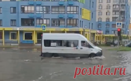 Многочасовой дождь подтопил улицы Москвы. Видео. Рабочая неделя в Москве началась с обильных осадков, которые идут в столице несколько часов, некоторые улицы города немного подтопило.