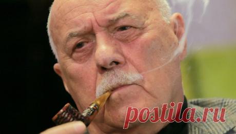 Пока это не лечится: Зюганов рассказал, от чего умер Говорухин На 83-м году ушел из жизни режиссер Станислав Говорухин. Ранее в СМИ появлялась информация, что он умер от сердечной недостаточности. Однако лидер КПРФ Геннадий Зюганов, который общался с режиссером лично, сообщил, что у Говорухина было онкологическое заболевание. "К сожалению, такие формы рака сегодня пока не лечатся", — сказал Геннадий Зюганов, отвечая на вопрос журналистов. Как сообщил источник в правительст...