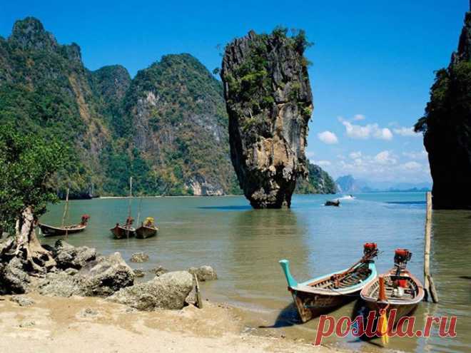 ОСТРОВ ДЖЕЙМСА БОНДА. ТАЙЛАНД 

 Остров Као Пинькан (Khao Phing Kan), официально он имеет название Ко Тапу, стал широко известен после выхода фильма «Человек с золотым пистолетом», из-за чего получил неофициальное название остров Джеймса Бонда, став популярным туристическим аттракционом. Однако, в настоящее время посещение острова запрещено, даже экскурсионные катера не должны подходить слишком близко. Это связано с опасностью разрушения основания острова.