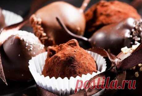 ... съесть целую коробку конфет