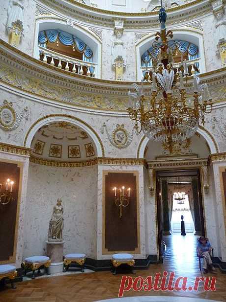 Italian Hall of Pavlovsk Palace photo by El Pantera in 2009. In the Imperial residence built by Tsar Paul I Petrovich Romanov (Pavel) (1 Oct 1754-23 Mar 1801) Russia in Pavlovsk Town, Pushkinsky District, Saint Petersburg, Russia for his 2nd wife Sophie Dorothea-Maria Feodorovna (25 Oct 1759-5 Nov 1828) Württemberg, Germany.&amp; their children.  |  Pinterest: инструмент для поиска и хранения интересных идей