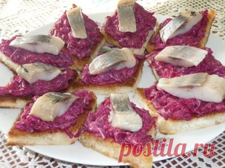 ЗАКУСОЧНЫЕ БУТЕРБРОДИКИ 
Отличный вариант для праздничного стола! 
Ингредиенты: 
- батон 
- 1 отварная свекла 
- 2 зубчика чеснока 
- майонез 
- филе селедочки 
- растительное масло для жарки 
Кусочки батона нарезать ромбиками (или по желанию), обжарить с двух сторон на растительном масле. 
Свеклу натереть на крупной терке, добавить чесночок, майонез, перемешать, выложить на обжаренный батон. Сверху уложить по кусочку селедочки. Чем не закусочка!