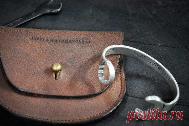 Браслет для мотоциклиста
Весьма оригинальная идея браслета для мотоциклистов разработана студией Blitz Motorcycles. Они сделали серебряный браслет, который одновременно можно использовать как гаечный ключ.