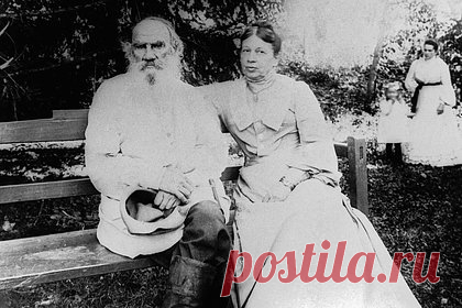 Музей-усадьба «Ясная Поляна» расскажет о жене Толстого Софье в подкасте. Музей-усадьба «Ясная Поляна» запустил подкаст о жене писателя Льва Толстого Софье Андреевне Толстой. Первый эпизод подкаста вышел 7 марта 2023 года. В 20-минутном выпуске руководитель пресс-службы музея Ирина Афонина и научный сотрудник Галина Федосеева обсуждают вопросы, посвященные личной жизни графини Толстой.