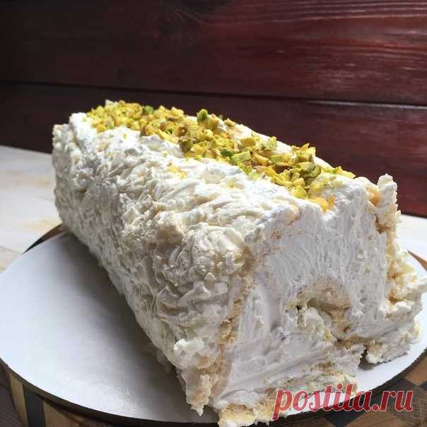 МЕРЕНГОВЫЙ РУЛЕТ
Полный восторг!
⠀
-яичные белки 5 шт
-сахар 230 г
Белки взбить в пышную пену, затем всыпать сахар и взбить до полного его растворения. Я взбивала около 15 минут.
Духовку нагреть до 150гр , белковую массу положить на пекарский коврик и равномерно распределить. Сверху я сделала рисунки хаотично, чтобы рулет смотрелся красивей.
Выпекать около 25-30 минут( но время зависит от вашей духовки)
Крем
-сливки( у меня растительные)300 мл
-сгущенка 200 г
-сыр сливочны...